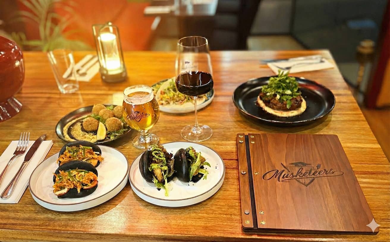 Musketeers dining table